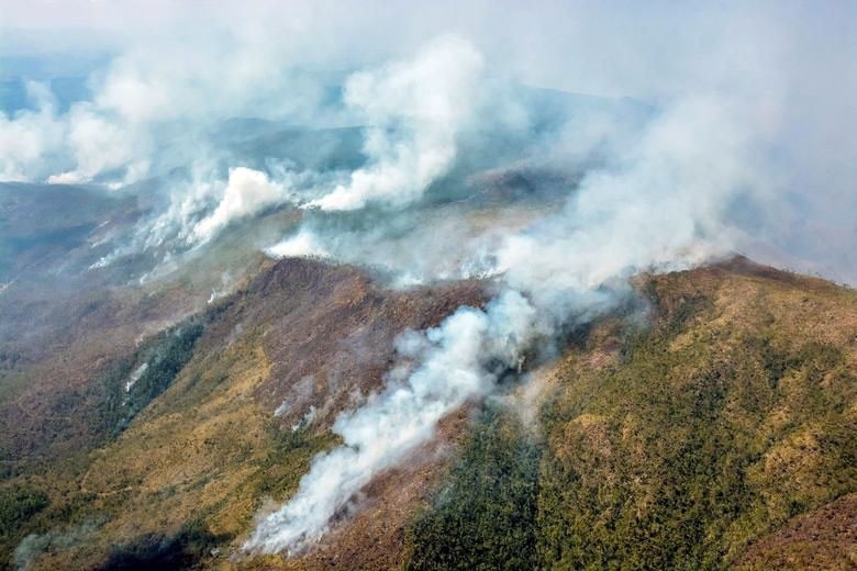 Khói bốc lên từ đám cháy rừng ở Cuba. 
Ảnh: REUTERS