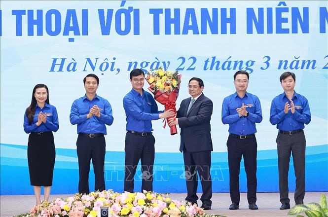Thủ tướng Phạm Minh Chính chúc mừng thanh niên Việt Nam nhân kỷ niệm 92 năm Ngày thành lập Đoàn Thanh niên Cộng sản Hồ Chí Minh . Ảnh: Dương Giang/TTXVN