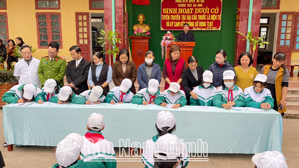 Đại diện học sinh Trường THCS Hải Ninh (Hải Hậu) ký cam kết không sử dụng thuốc lá điện tử trước sự chứng kiến của Ban giám hiệu, Ban Công an xã, Trạm y tế, Hội cha mẹ học sinh và học sinh toàn trường.
Ảnh: Do cơ sở cung cấp