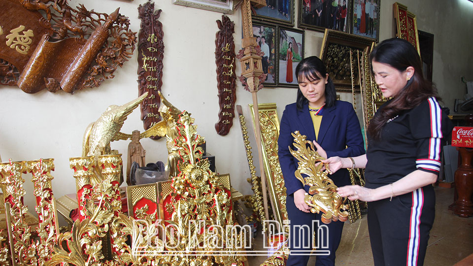 Cơ sở sản xuất của gia đình chị Trần Thị Hồng Hạnh, xã Xuân Phương mỗi năm xuất ra thị trường hàng trăm sản phẩm sơn son thếp vàng bạc tinh xảo.