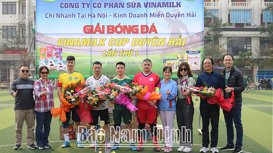 Ban tổ chức tặng hoa cho đại diện các đội bóng tham dự Giải Bóng đá Vinamilk Cup Duyên hải lần thứ I-2023.
