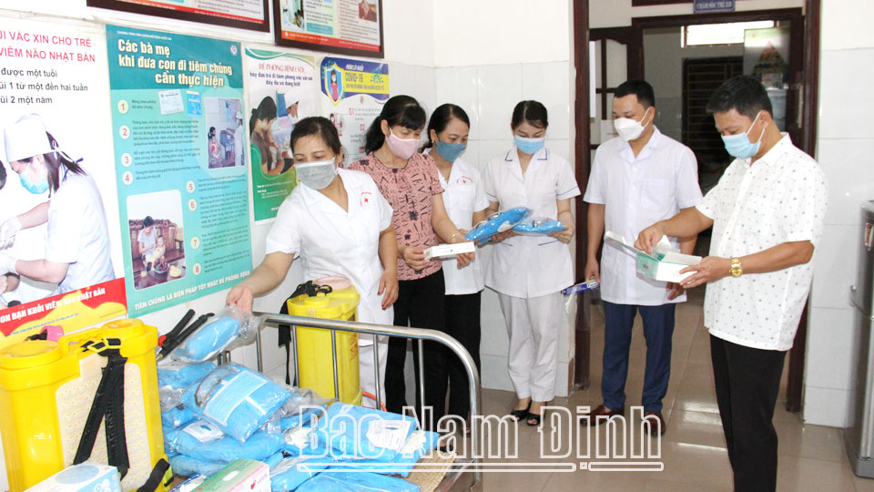 Cán bộ Trạm Y tế phường Vị Xuyên chuẩn bị vật tư thiết bị y tế phục vụ công tác phòng, chống dịch của địa phương.