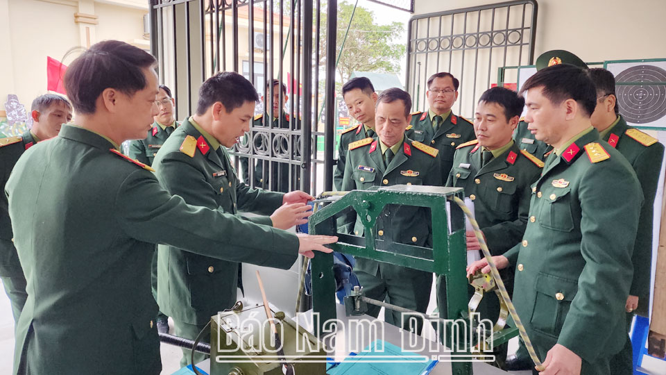 Ban Chỉ huy Quân sự huyện Xuân Trường giới thiệu cải tiến “Sào nâng dây” trong thực hiện nhiệm vụ huấn luyện lực lượng dân quân cơ động.