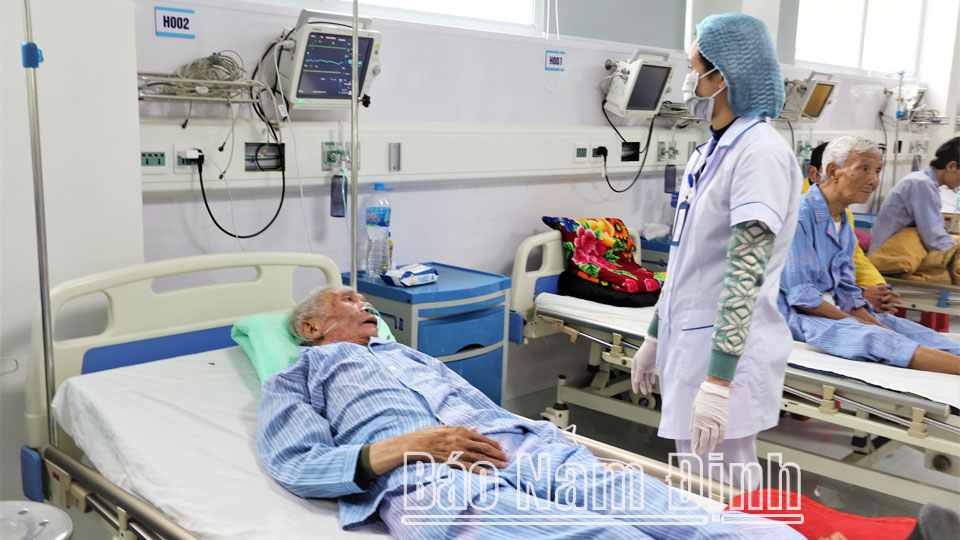 Y tá Bệnh viện Đa khoa Sài Gòn - Nam Định theo dõi các chỉ số của người bệnh trong quá trình truyền dịch.