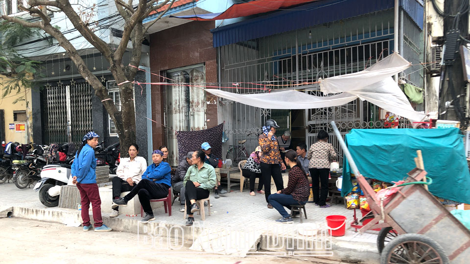 Những người lao động tự do ngồi chờ việc làm tại đường Trần Nhân Tông (thành phố Nam Định).