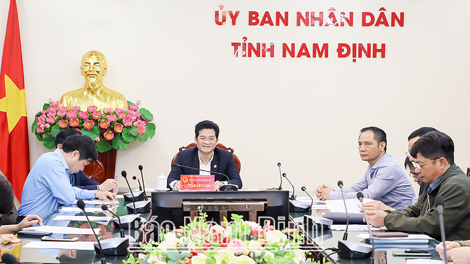 Đồng chí Trần Anh Dũng, Ủy viên Ban TVTU, Phó Chủ tịch Thường trực UBND tỉnh và các đại biểu dự hội nghị tại điểm cầu tỉnh Nam Đinh. 