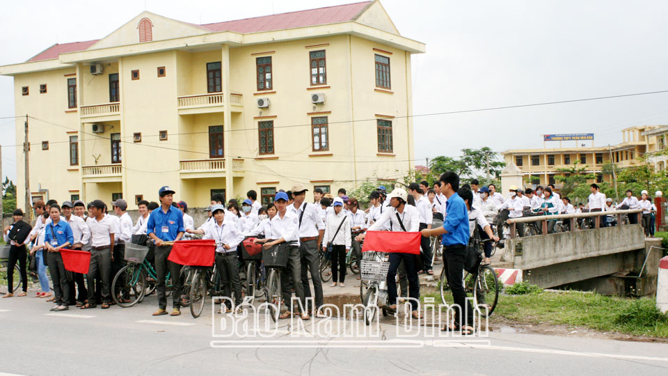 Đội thanh niên xung kích Trường THPT Trần Văn Bảo tham gia phân luồng, hướng dẫn học sinh quan sát trước khi ra quốc lộ, đi đúng làn đường góp phần khắc phục ùn tắc, mất an toàn giao thông giờ cao điểm.