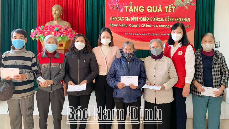 Hội Chữ thập đỏ thành phố Nam Định phối hợp với các nhà tài trợ tặng quà cho người nghèo, người có hoàn cảnh khó khăn trên địa bàn thành phố.