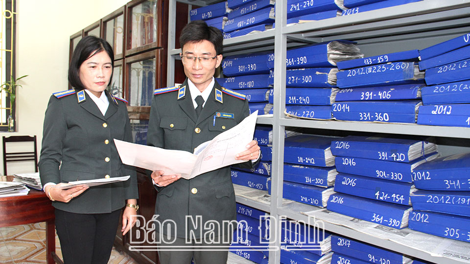Lãnh đạo Chi cục Thi hành án dân sự huyện Giao Thủy kiểm tra hồ sơ thi hành án.
