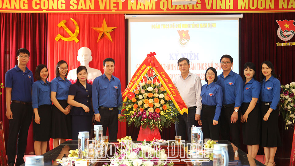Đồng chí Trần Lê Đoài, TUV, Phó Chủ tịch UBND tỉnh tặng lẵng hoa tươi thắm chúc mừng cán bộ, đoàn viên, thanh niên cơ quan Tỉnh đoàn.