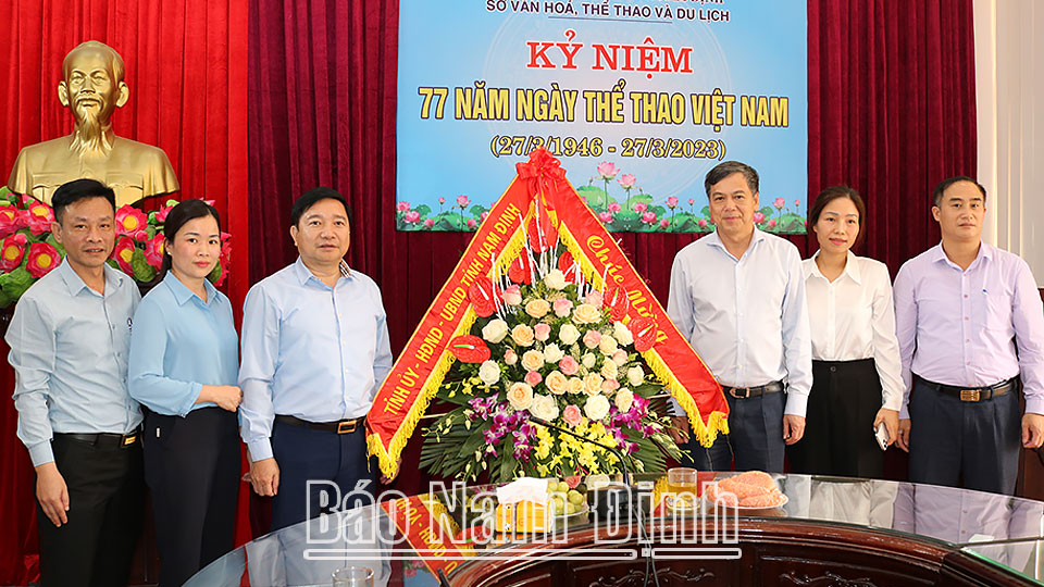 Đồng chí Phó Chủ tịch UBND tỉnh chúc mừng Sở Văn hoá, Thể thao và Du lịch nhân Ngày Thể thao Việt Nam (27-3)