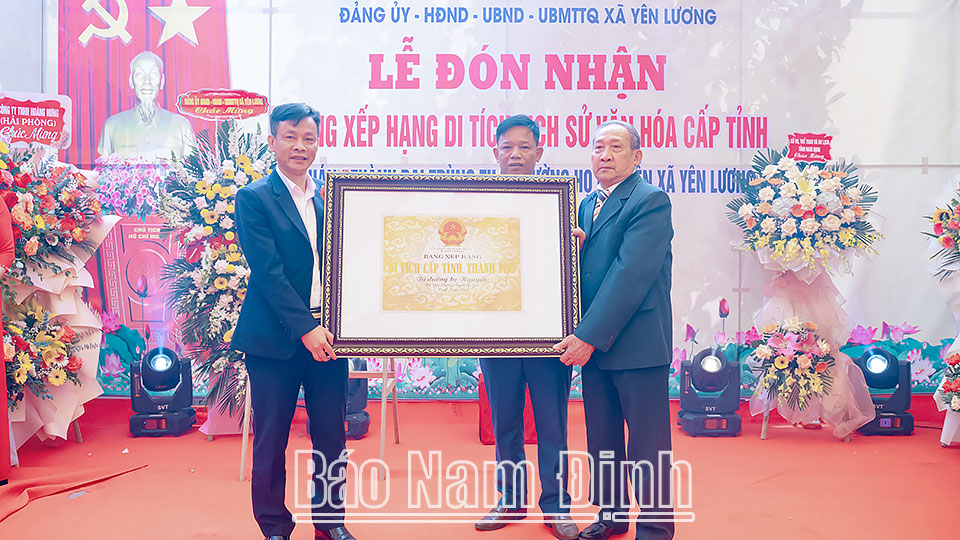 Đại diện dòng tộc họ Nguyễn, xã Yên Lương đón nhận Bằng xếp hạng di tích cấp tỉnh.
Ảnh: Do cơ sở cung cấp