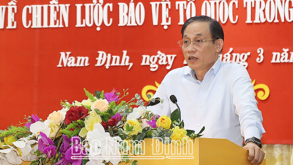 Đồng chí Lê Hoài Trung, Ủy viên BCH Trung ương Đảng, Trưởng Ban Đối ngoại Trung ương phát biểu tại hội nghị.