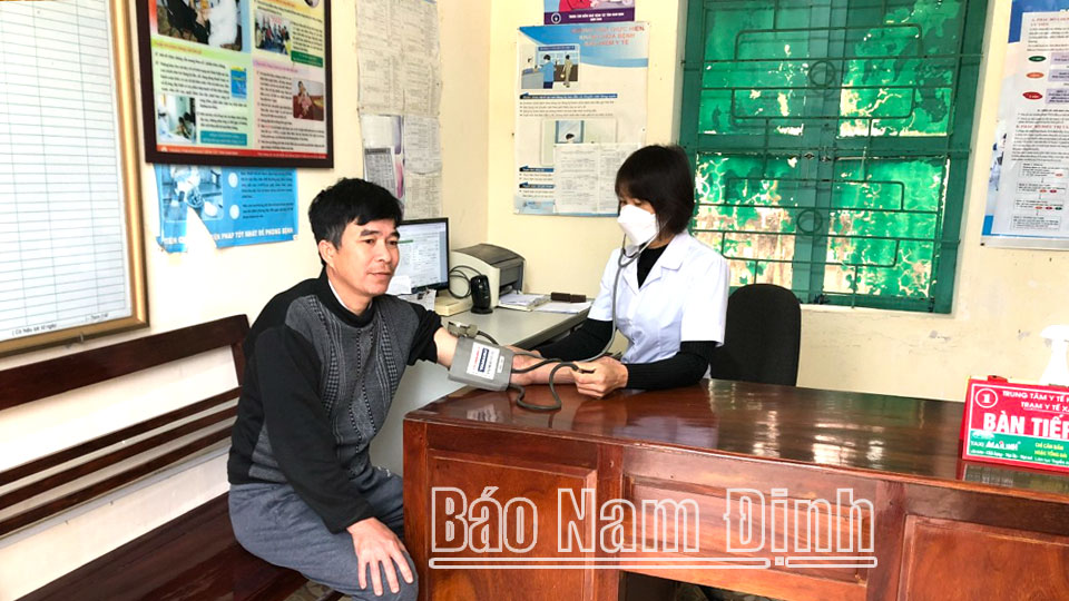 Người dân khám sức khỏe tại Trạm Y tế xã Hải Tân. 