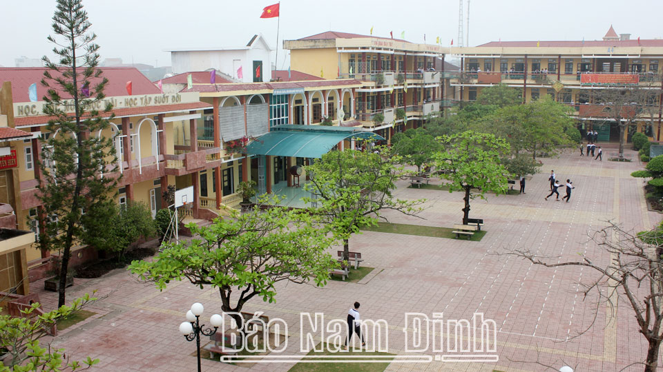 Trường THCS Nguyễn Hiền được đầu tư đầy đủ cơ sở vật chất đạt chuẩn quốc gia góp phần thực hiện và hoàn thành mục tiêu xã nông thôn mới kiểu mẫu.