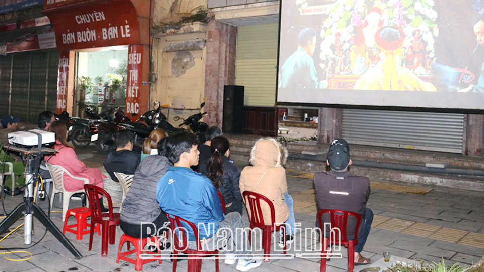 Một buổi chiếu phim tài liệu “Văn hóa soi đường cho quốc dân đi” miễn phí hưởng ứng Tuần phim chào mừng kỷ niệm 80 năm “Đề cương về văn hóa Việt Nam” (1943-2023) trước cửa Rạp Tháng Tám (thành phố Nam Định).