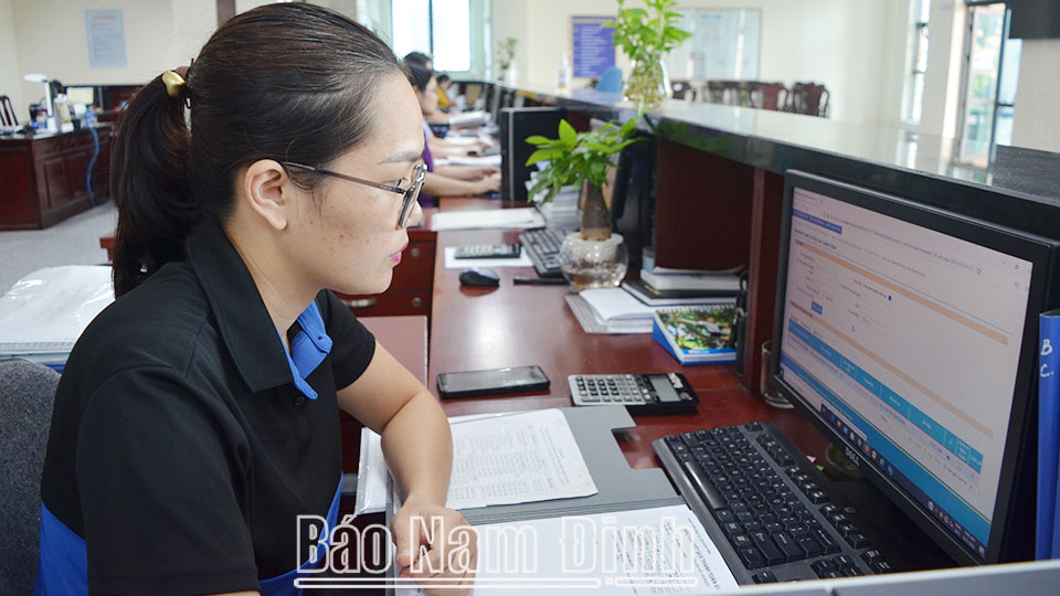 Cán bộ Kho bạc Nhà nước Nam Định kiểm tra tiến độ công việc trên hệ thống dịch vụ công trực tuyến.
