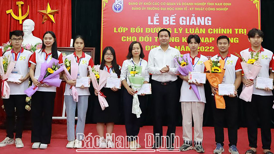 Lãnh đạo Đảng ủy Khối các Cơ quan và Doanh nghiệp tỉnh trao giấy chứng nhận cho các học viên học lớp bồi dưỡng lý luận chính trị dành cho đối tượng kết nạp Đảng.