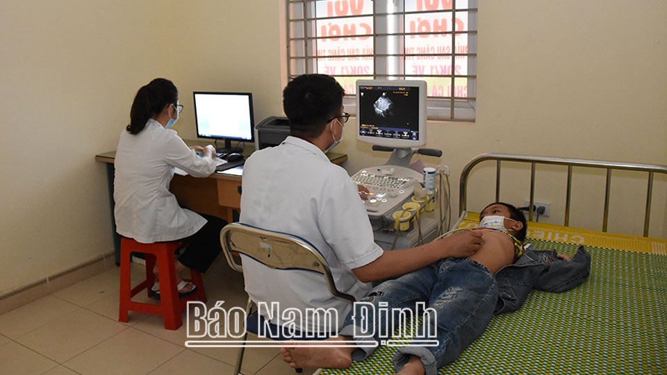 Siêu âm cho bệnh nhi tại Bệnh viện Nhi Nam Định.