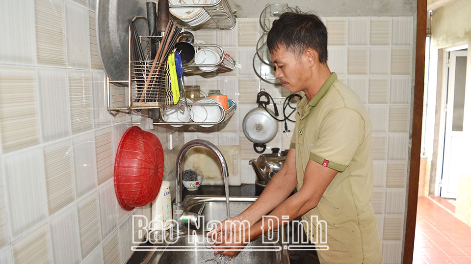 Được sử dụng nước sạch, sức khỏe mọi người trong gia đình anh Đỗ Văn Đan ở xóm 3 Đông Thượng, xã Trung Đông (Trực Ninh) đã được cải thiện rõ rệt.