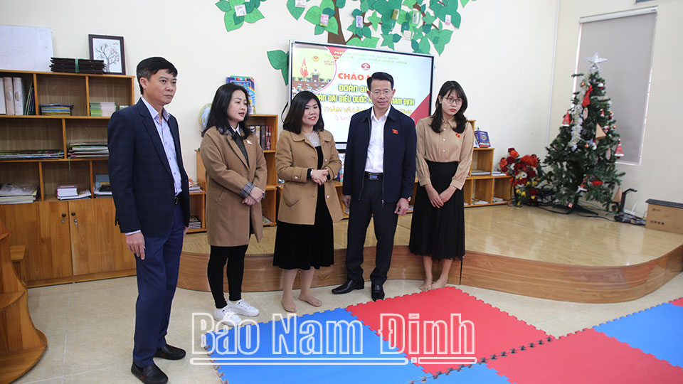 Đoàn đại biểu Quốc hội tỉnh giám sát chuyên đề về đổi mới chương trình, sách giáo khoa tại Trường Tiểu học Trần Nhân Tông (thành phố Nam Định).