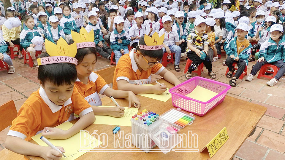 Các em học sinh Trường Tiểu học Yên Xá tham gia câu lạc bộ Toán.
Bài và ảnh: Hồng Minh