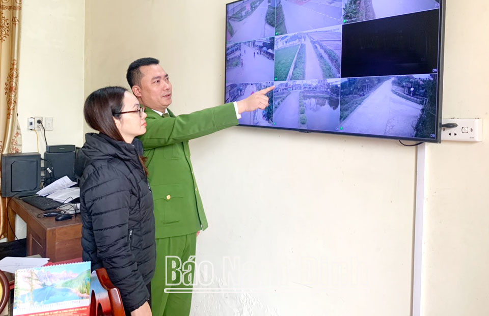 Hệ thống camera an ninh giúp Công an xã Yên Khang theo dõi, giám sát liên tục tình hình an ninh trật tự trên địa bàn.
Bài và ảnh: Ngọc ánh 