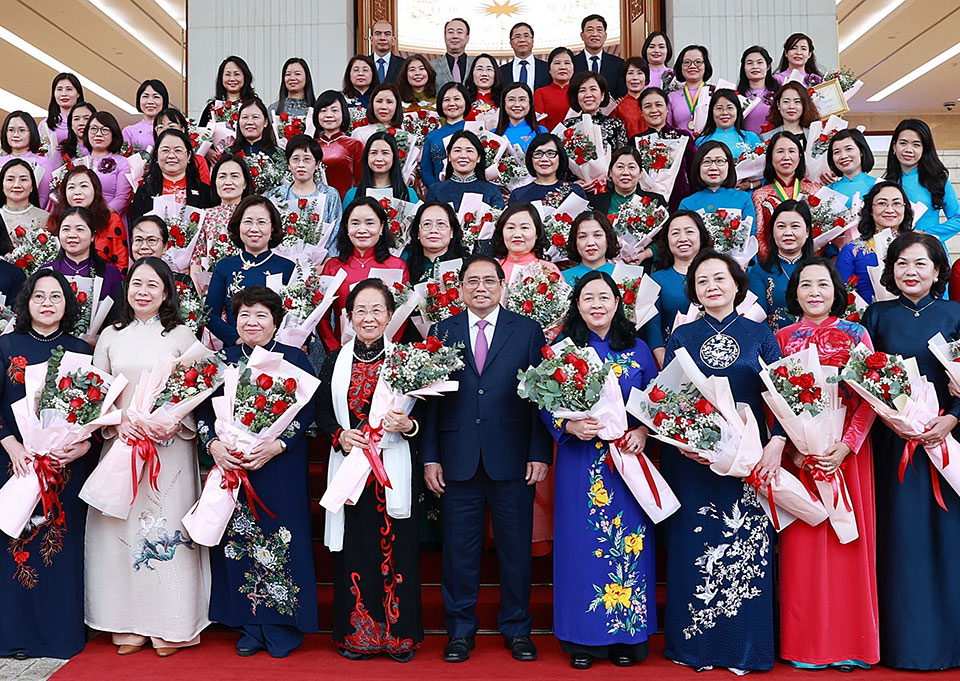 Thủ tướng Chính phủ Phạm Minh Chính với đại diện nữ lãnh đạo và các nhà khoa học nữ.
Ảnh: Dương Giang - TTXVN