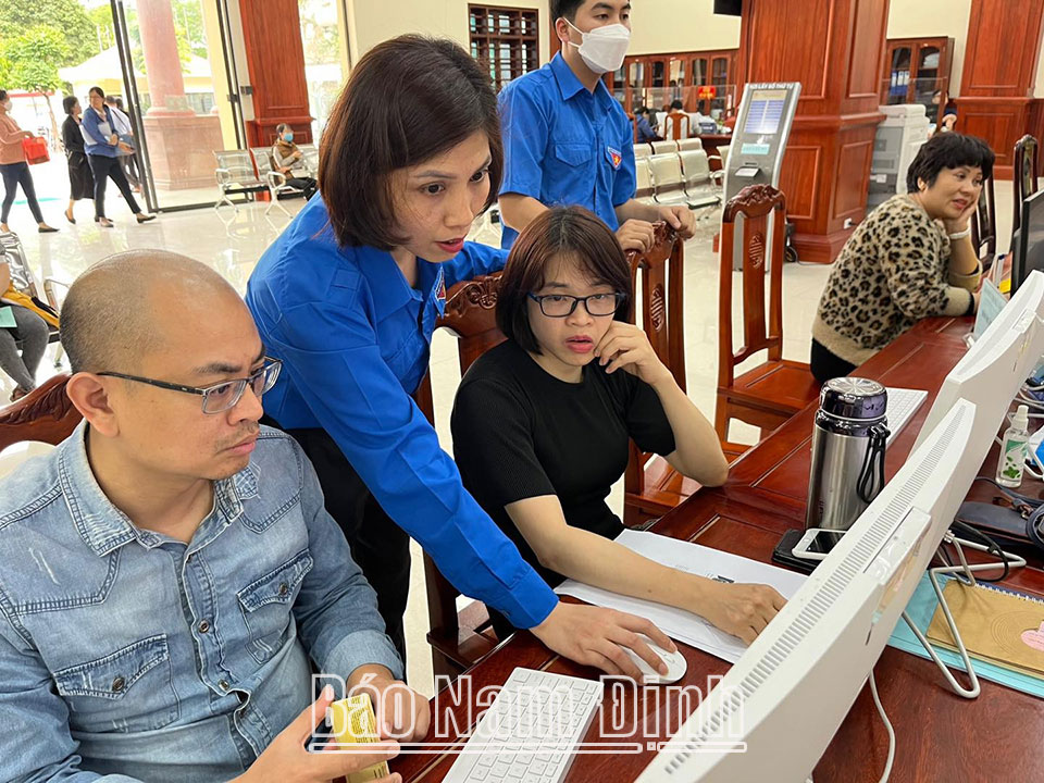 Đoàn viên, thanh niên Sở Thông tin và Truyền thông tham gia hoạt động tình nguyện hỗ trợ người dân thực hiện dịch vụ công trực tuyến.
Bài và ảnh: Nguyễn Hương