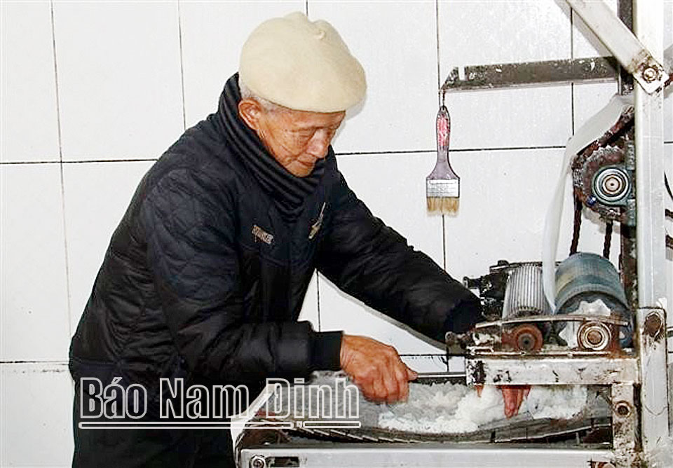Sản xuất bánh phở tại cơ sở của cụ Cồ Hữu Kiên, thôn Vân Cù.