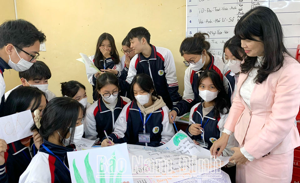 Cô và trò Trường THPT Nguyễn Khuyến (thành phố Nam Định) trong một giờ học Sinh học.