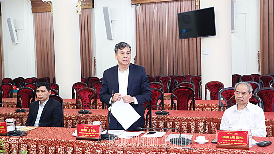 Đồng chí Trần Lê Đoài, TUV, Phó Chủ tịch UBND tỉnh, Ủy viên Ban Tổ chức các hoạt động kỷ niệm 60 năm ngày Bác Hồ về thăm tỉnh Nam Định phát biểu tại hội nghị.