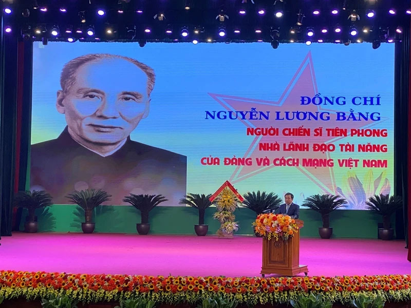 Đồng chí Trần Đức Thắng, Ủy viên Trung ương Đảng, Bí thư Tỉnh ủy Hải Dương đọc diễn văn kỷ niệm. 