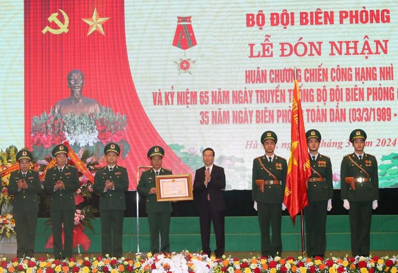 Chủ tịch nước Võ Văn Thưởng trao Huân chương Chiến công hạng Nhì tặng Bộ đội Biên phòng.
