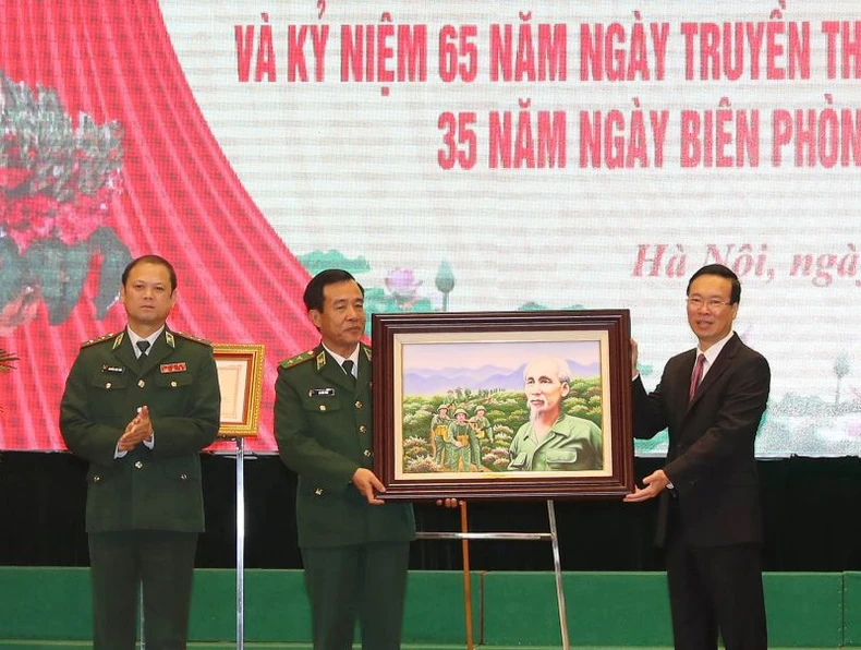 Chủ tịch nước Võ Văn Thưởng trao bức chân dung Chủ tịch Hồ Chí Minh tặng Bộ đội Biên phòng.
