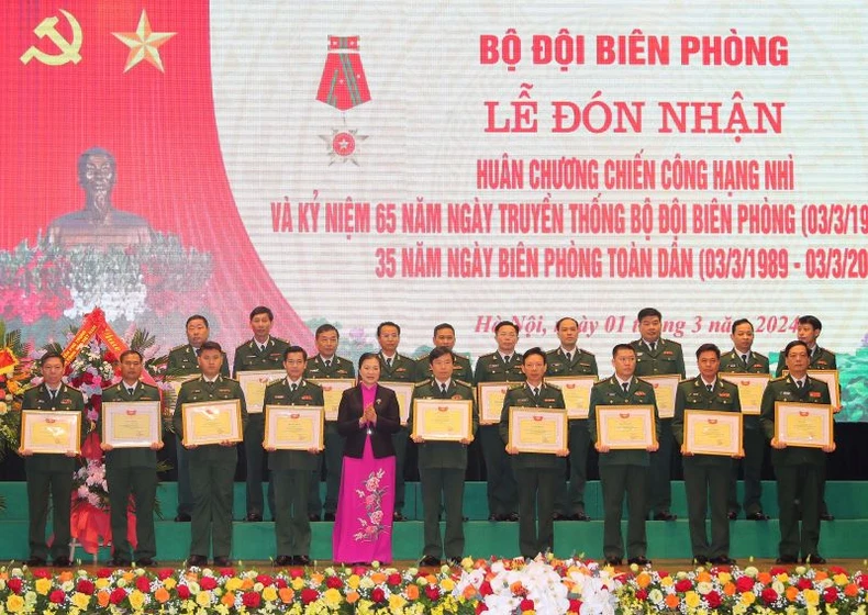 Phó Chủ tịch Ủy ban Trung ương Mặt trận Tổ quốc Việt Nam Trương Thị Ngọc Ánh trao Bằng khen của Mặt trận Tổ quốc Việt Nam tặng các tập thể, cá nhân Bộ đội Biên phòng.

