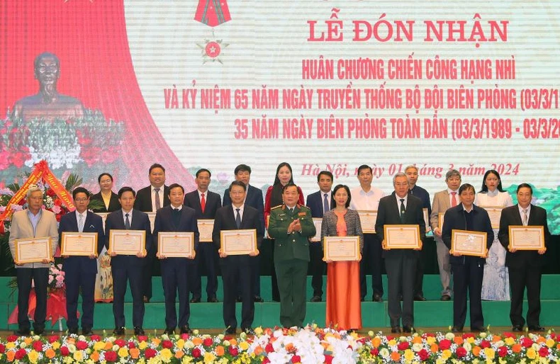 Thượng tướng Hoàng Xuân Chiến, Thứ trưởng Quốc phòng trao Bằng khen của Bộ Quốc phòng tặng các tập thể, cá nhân, vì đã có thành tích xuất sắc nhân kỷ niệm 35 năm Ngày Biên phòng toàn dân.

