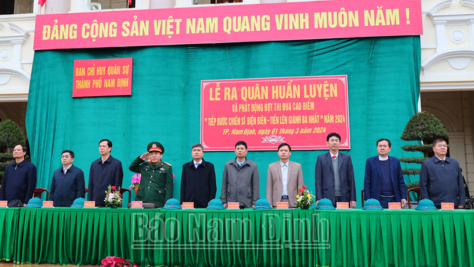 Các đại biểu thực hiện nghi lễ chào Cờ tại Lễ ra quân huấn luyện của LLVT thành phố Nam Định năm 2024. 
