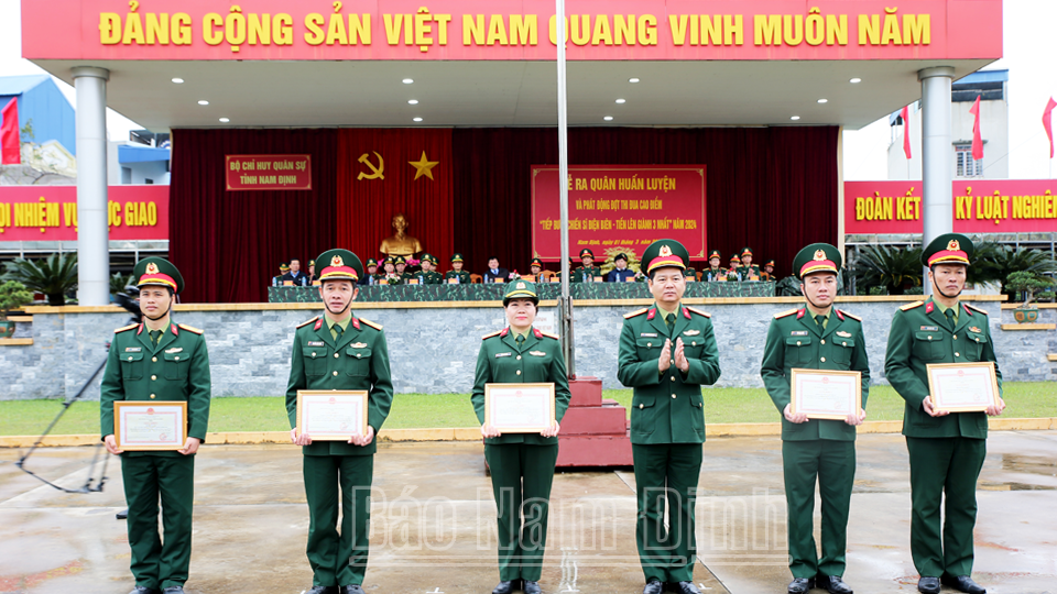 Đại tá Nguyễn Bá Thịnh, Ủy viên Ban TVTU, Chỉ huy trưởng Bộ CHQS tỉnh trao thưởng cho các tập thể, cá nhân đạt thành tích trong Hội thi mô hình sáng kiến, cải tiến kỹ thuật phục vụ huấn luyện năm 2024.
            
