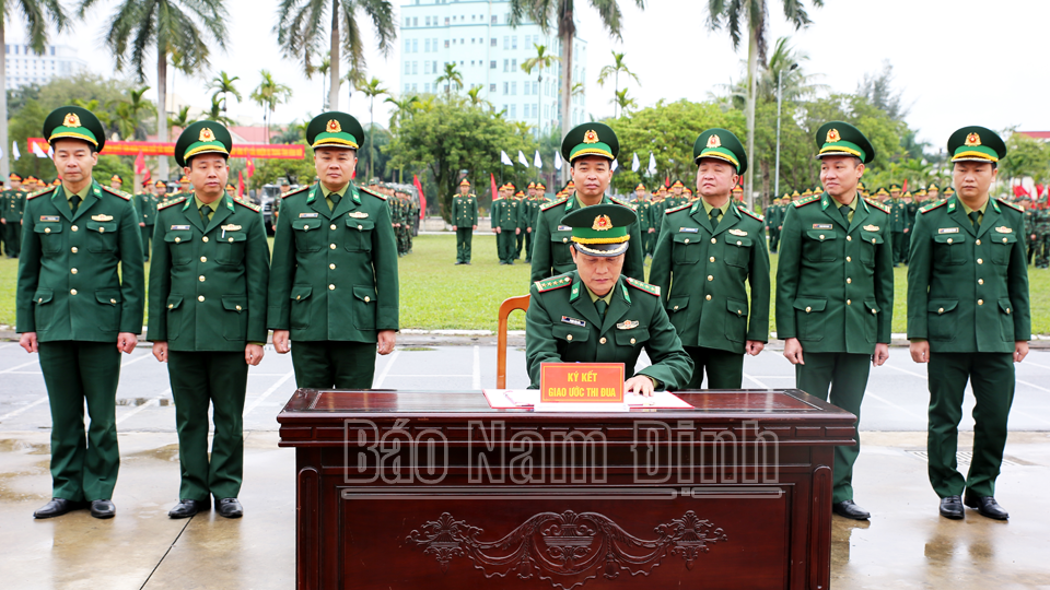 Các cơ quan, đơn vị Bộ CHQS tỉnh ký kết giao ước thi đua năm 2024.
            