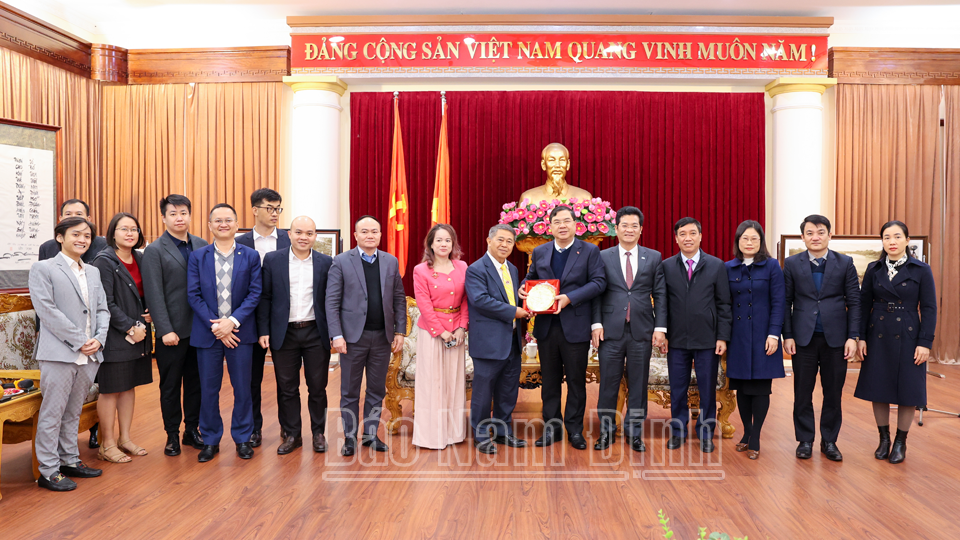 Các đồng chí lãnh đạo tỉnh tặng quà lưu niệm ông Somsack Chunata, Trưởng Đại diện - Cố vấn cao cấp Tập đoàn phát triển Năng Lượng GULF, Thái Lan. 
