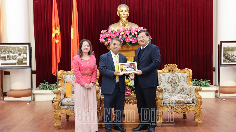 Ông Somsack Chunata, Trưởng Đại diện - Cố vấn cao cấp Tập đoàn phát triển Năng Lượng GULF, Thái Lan tặng quà lưu niệm  đồng chí Bí thư Tỉnh ủy. 
