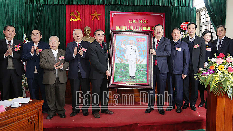 Đồng chí Bí thư Tỉnh ủy Phạm Gia Túc và các đồng chí lãnh đạo tỉnh tặng Đại hội bức chân dung Chủ tịch Hồ Chí Minh. 
