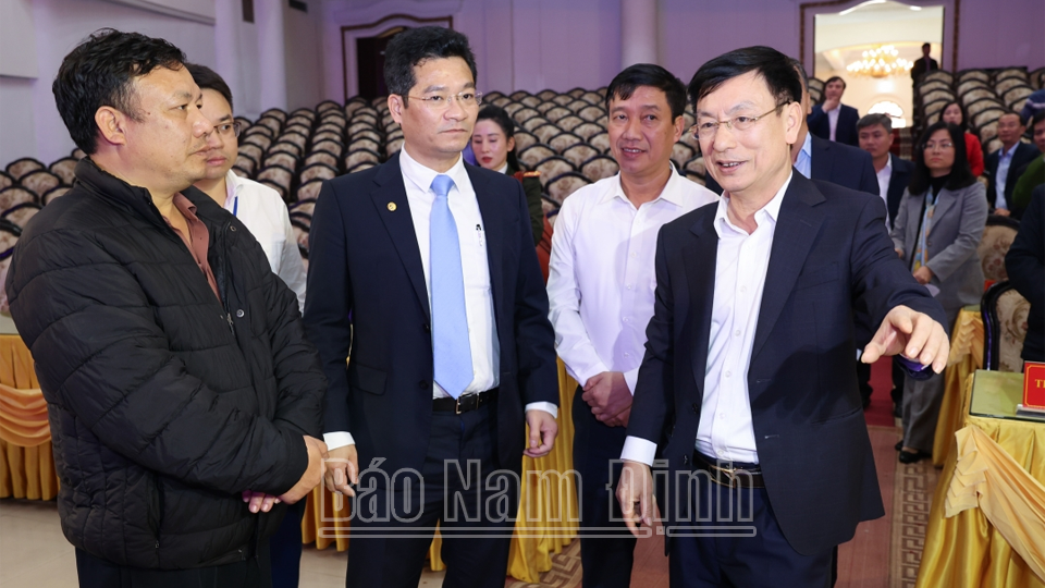 Đồng chí Phạm Đình Nghị, Phó Bí thư Tỉnh ủy, Chủ tịch UBND tỉnh và các đồng chí lãnh đạo tỉnh kiểm tra công tác chuẩn bị Hội nghị công bố Quy hoạch tỉnh Nam Định. 
