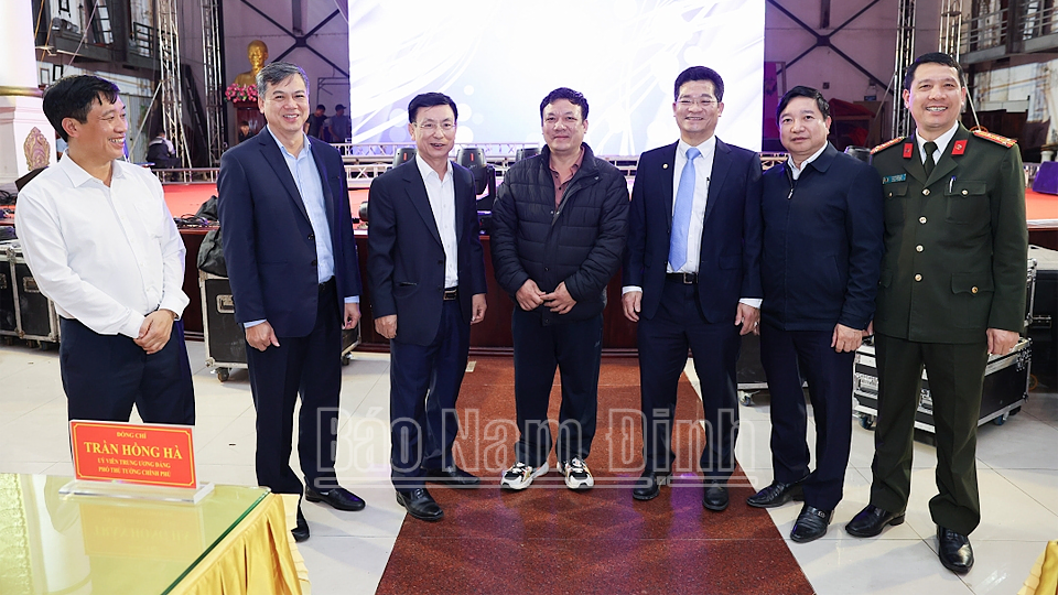 Đồng chí Chủ tịch UBND tỉnh Phạm Đình Nghị và các đồng chí lãnh đạo tỉnh kiểm tra công tác chuẩn bị Hội nghị công bố Quy hoạch tỉnh Nam Định. 

