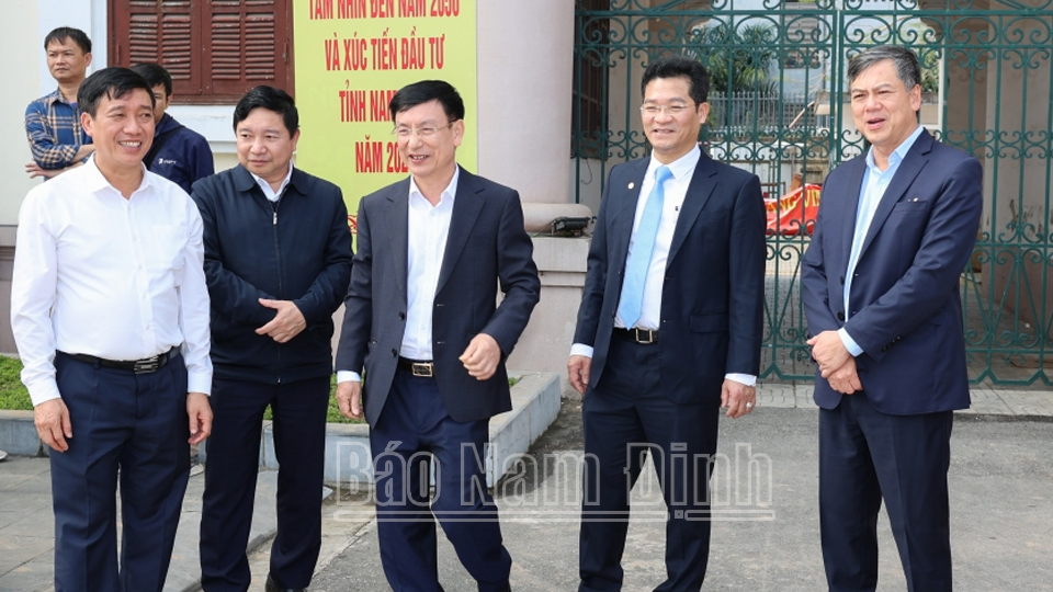 Đồng chí Chủ tịch UBND tỉnh Phạm Đình Nghị và các đồng chí lãnh đạo tỉnh kiểm tra công tác chuẩn bị Hội nghị công bố Quy hoạch tỉnh Nam Định.

