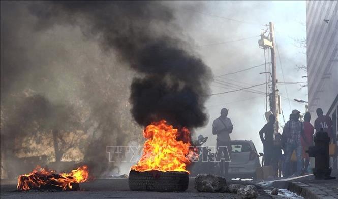 Lốp xe bốc cháy gần Nhà tù quốc gia ở Port-au-Prince, Haiti, sau khi hàng nghìn tù nhân vượt ngục ngày 3/3/2024. Ảnh: AFP/TTXVN
