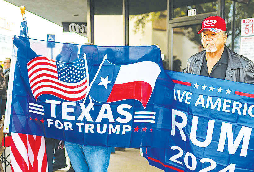 Những người ủng hộ cựu Tổng thống Mỹ Donald Trump chào đón ông tới thăm thành phố Eagle Pass, bang Texas ngày 29-2-2024. 
Ảnh: AFP/TTXVN