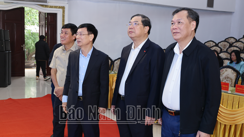 Các đồng chí Thường trực Tỉnh ủy kiểm tra thực tế công tác chuẩn bị Hội nghị công bố quy hoạch và xúc tiến đầu tư tỉnh Nam Định tại Nhà Văn hóa 3-2 tỉnh. 
