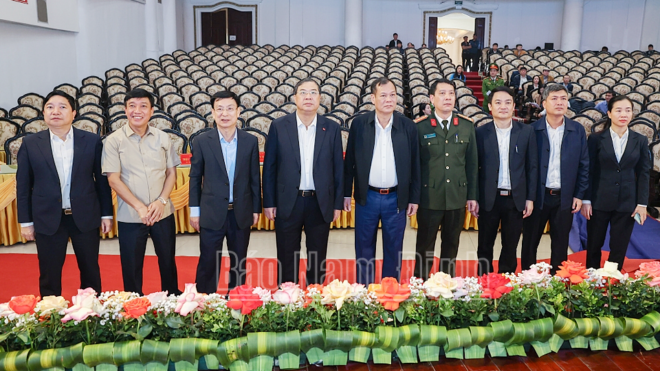 Các đồng chí lãnh đạo tỉnh kiểm tra thực tế công tác chuẩn bị Hội nghị công bố quy hoạch và xúc tiến đầu tư tỉnh Nam Định tại Nhà Văn hóa 3-2 tỉnh. 
